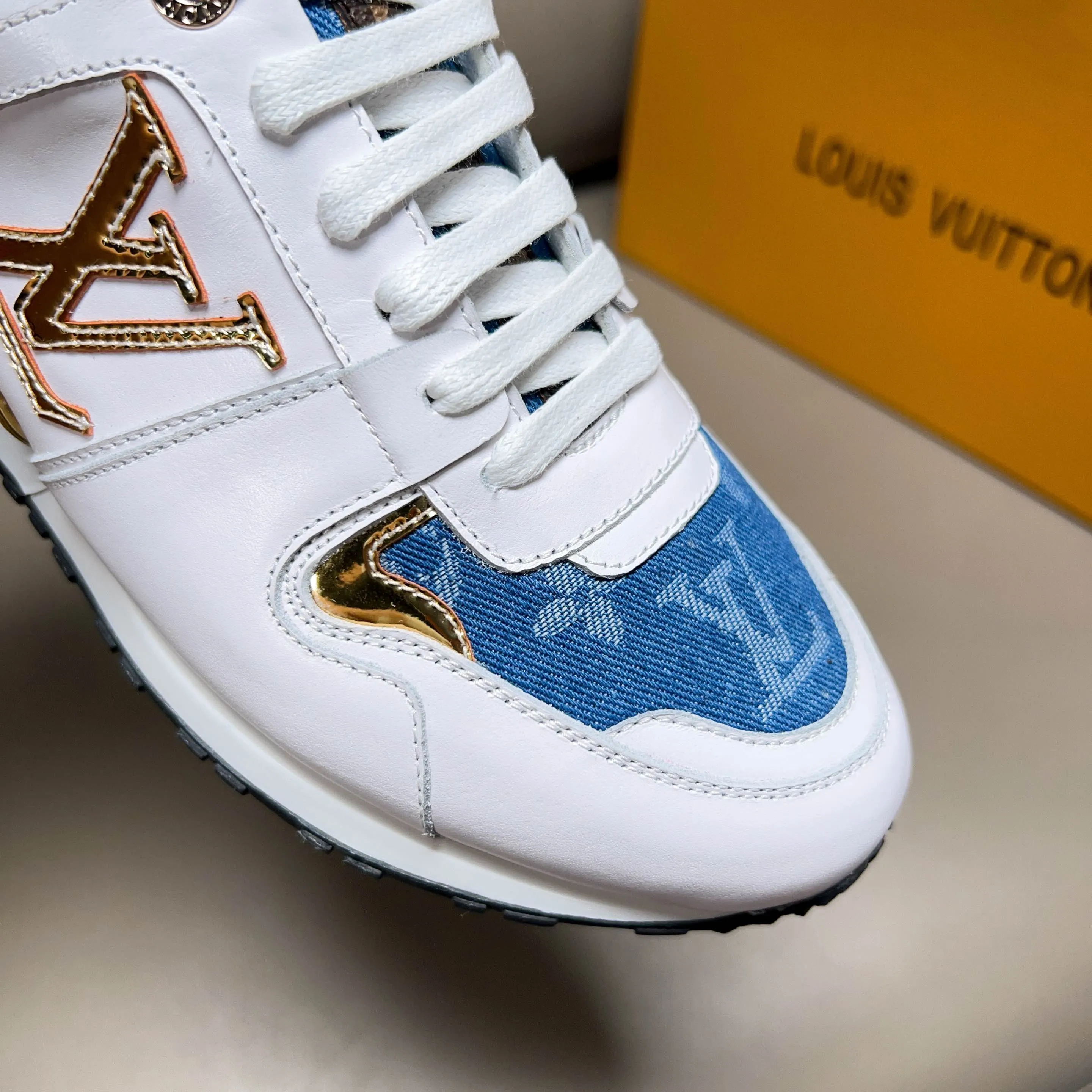 Factory price: 440💰【LV】Male and female couples model, sold simultaneously at counters, original classic 1:1 copy, original designer design, imported calf + sheepskin lining, L gold unique design on both sides, fashionable and trendy. 🔍🔍Original quality @ No pressure to enter and leave the counter at will, the original replica outsole is suitable for all kinds of travel, making it worth owning. Welcome all sellers to sell in the picture above. We can send one piece on behalf of you. Male size: 38-44 (can be customized to 45 sizes), female size: 35-39 (can be customized to 40 sizes)